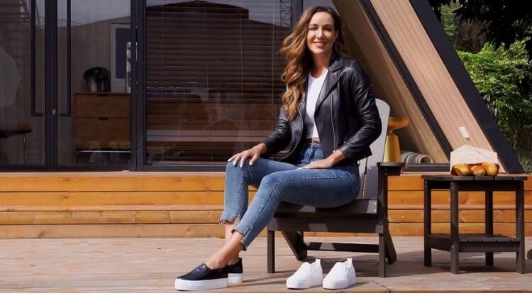 blazer with jeans and sneakers for ladies